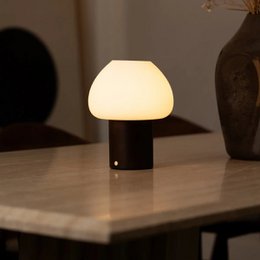Drewniana lampa Fynn w kolorze ciemnobrązowym