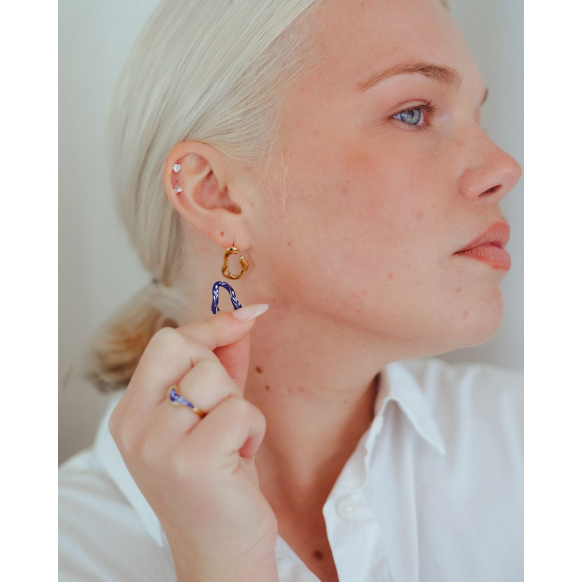Boucles d'oreilles 2-en-1 Varia en émail (mini) — Bleu et doré