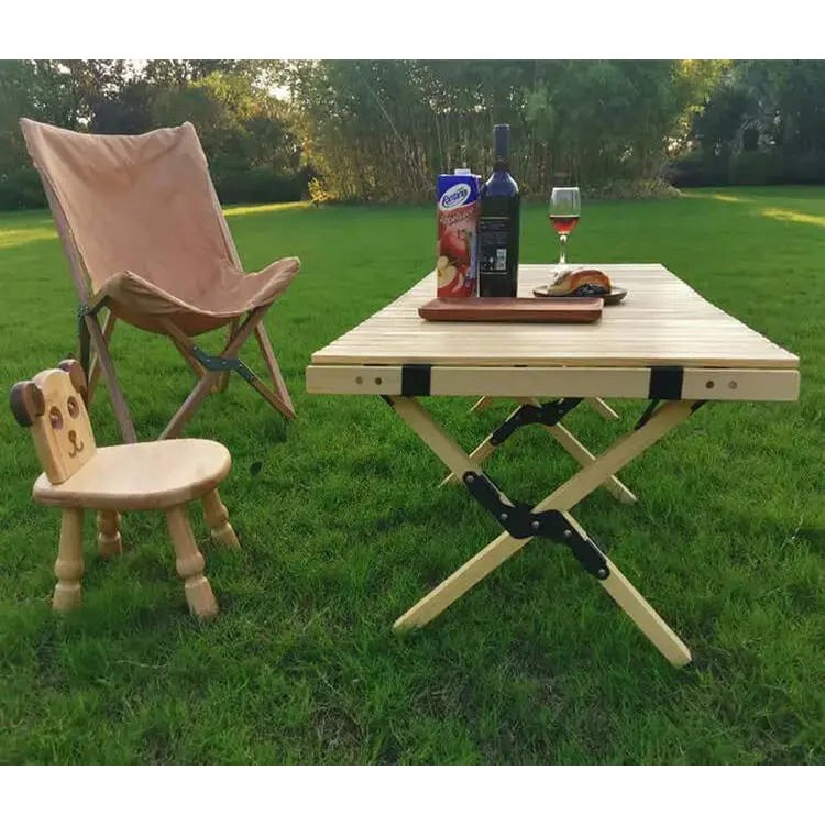 Opvouwbare houten tafel voor op de camping