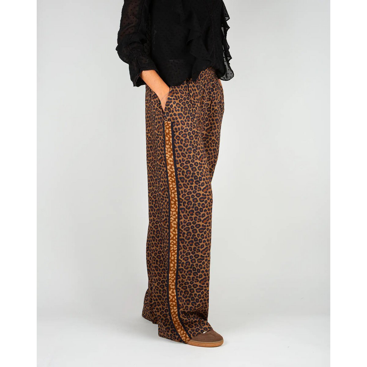 Pantaloni fluidi da donna con stampa leopardata marrone