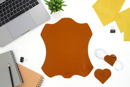 K0038LB | Marcapáginas con forma de corazón hecho en Italia en piel genuina plena flor, grano dólar - Color naranja - Dimensiones: 6 x 5,5 x 0,5 cm - Embalaje: caja de regalo con fondo/tapa rígidos