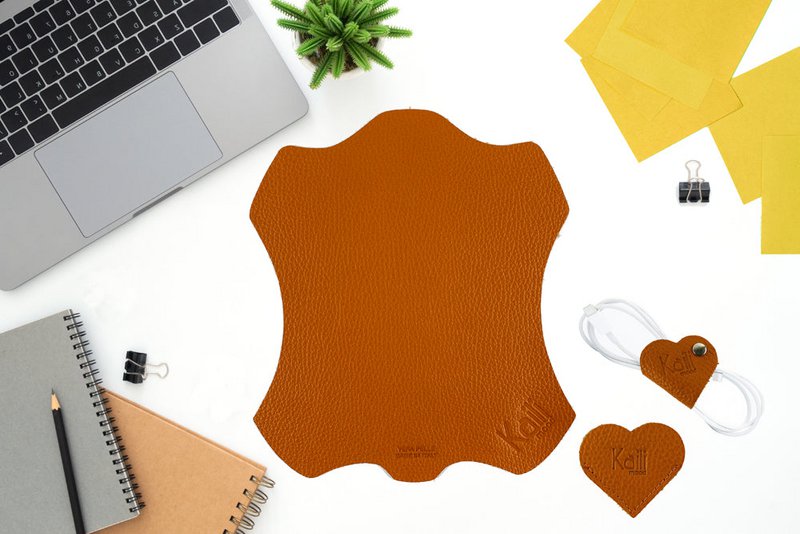 K0038LB | Marcapáginas con forma de corazón hecho en Italia en piel genuina plena flor, grano dólar - Color naranja - Dimensiones: 6 x 5,5 x 0,5 cm - Embalaje: caja de regalo con fondo/tapa rígidos