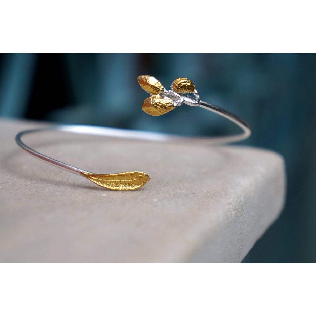 Eco-vriendelijke olijfbladarmband - gerecycleerd zilver met gouden accent