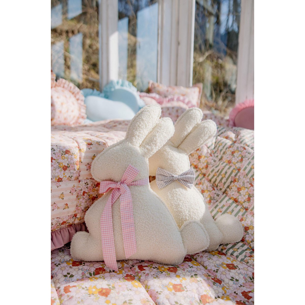 Fluffy Boucle Paashaaskussen "Roze Strik"