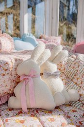 Fluffy Boucle Paashaaskussen "Roze Strik"