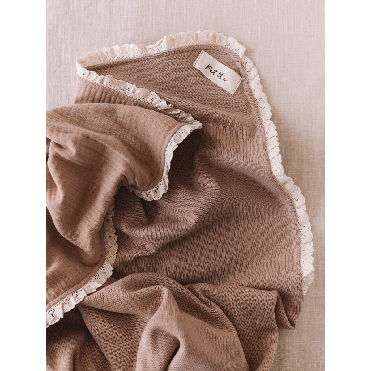 Coperta in maglia + mussola / beige scuro + pizzo