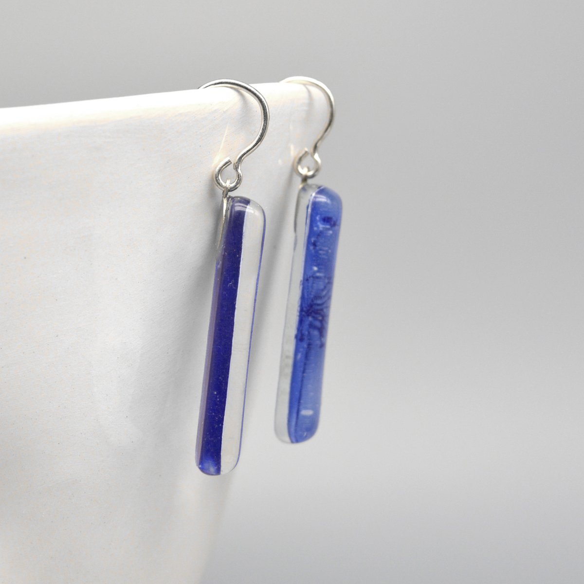 Orecchini dente di leone blu, barra lunga, vetro riciclato e argento sterling