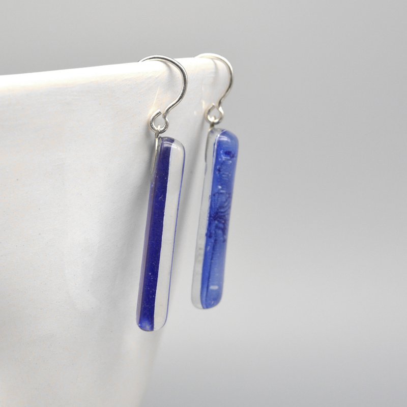 Orecchini dente di leone blu, barra lunga, vetro riciclato e argento sterling