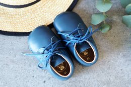 Blue leather baby boots with lace-up closure. Suitable for infants and toddlers aged 17-22 months.
