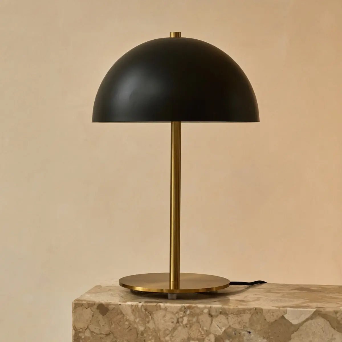 Lámpara de mesa Lola dorada y negra