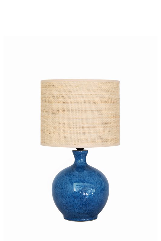 Deep Ocean Blue keramisk bordlampe med Raffia -rattan stofskærm, unikt farvedesign, statement lampe. Meget elegant.