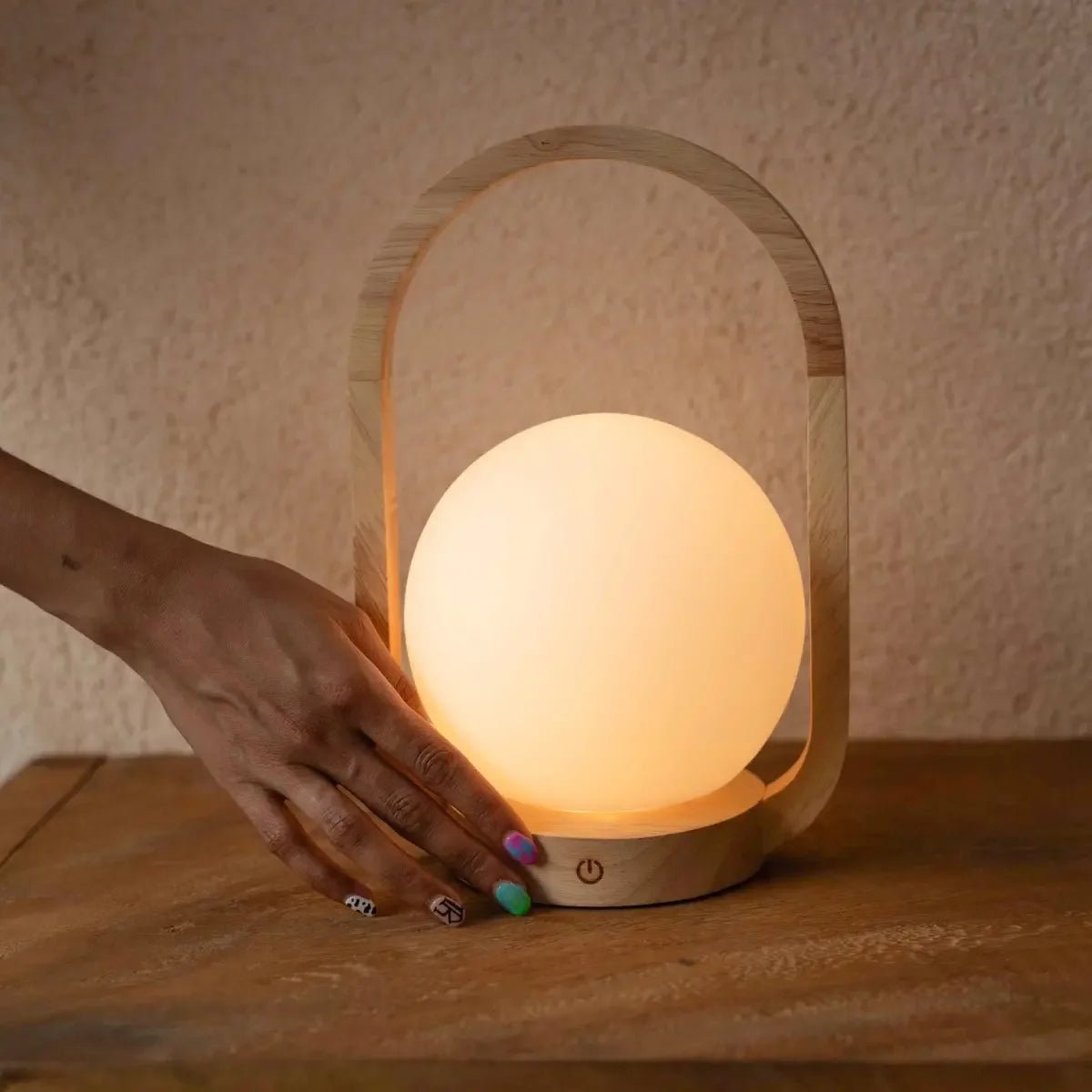 Lampada ricaricabile in legno Skye marrone chiaro