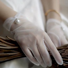 Gants de mariée avec bordures en perles et dentelle