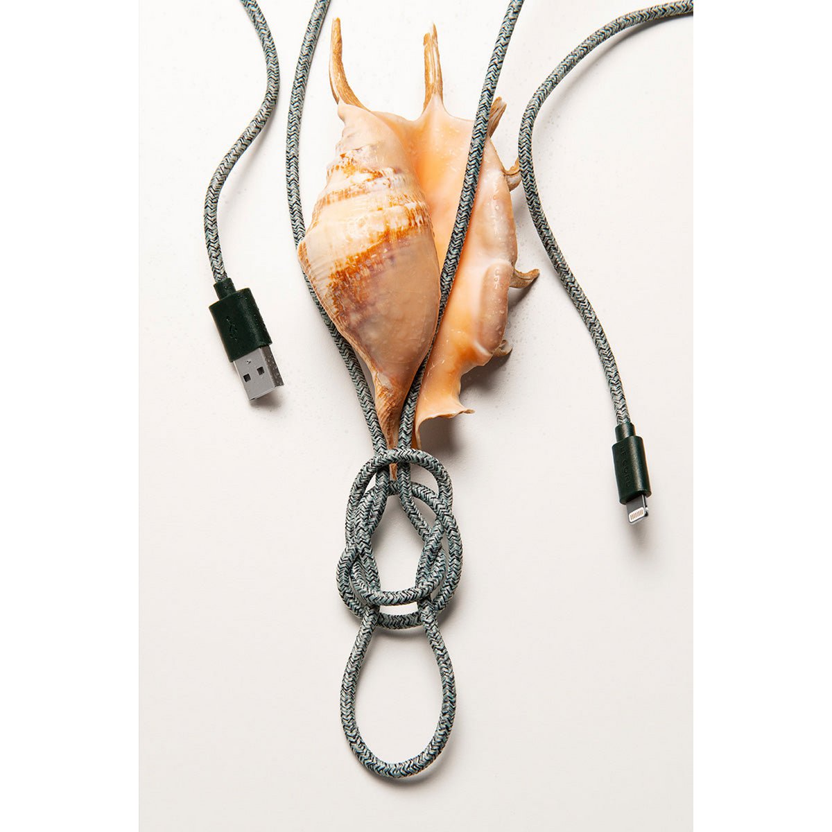 Cable iPhone Lightning verde · 2 metros · Fabricado con redes de pesca recicladas