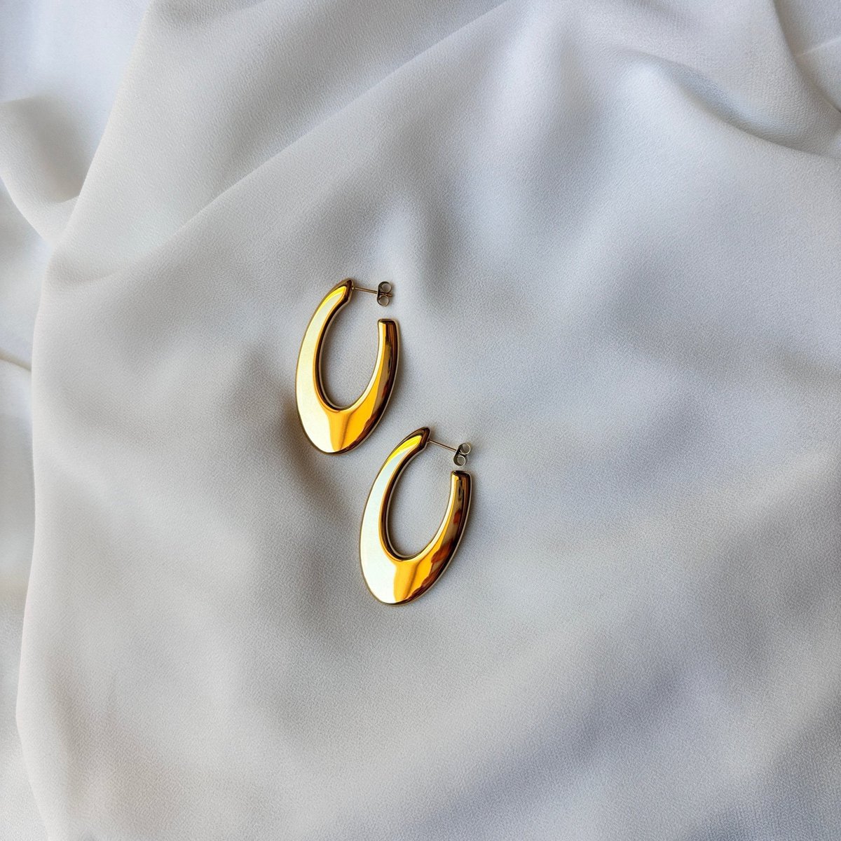 OVAL BLISS – Guld Oval Lobe Øreringe