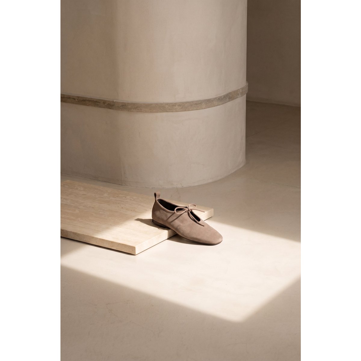 KATY DARK TAUPE – Ballerinas aus weichem Leder mit Schnürung vorne