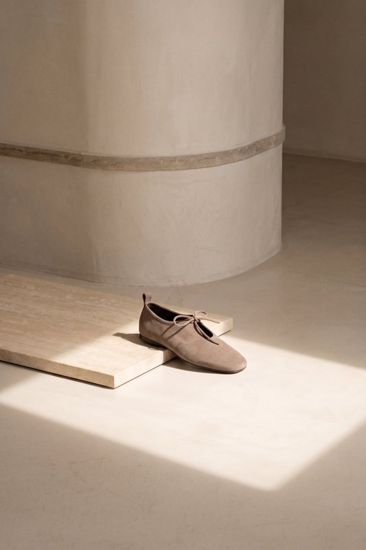 KATY DARK TAUPE – Ballerinas aus weichem Leder mit Schnürung vorne