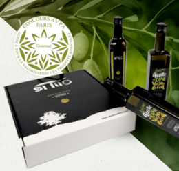 Gourmet gift box containing 3 premium 500ml bottles of extra virgin olive oil. Includes a decorative box with a stylized leaf design.
