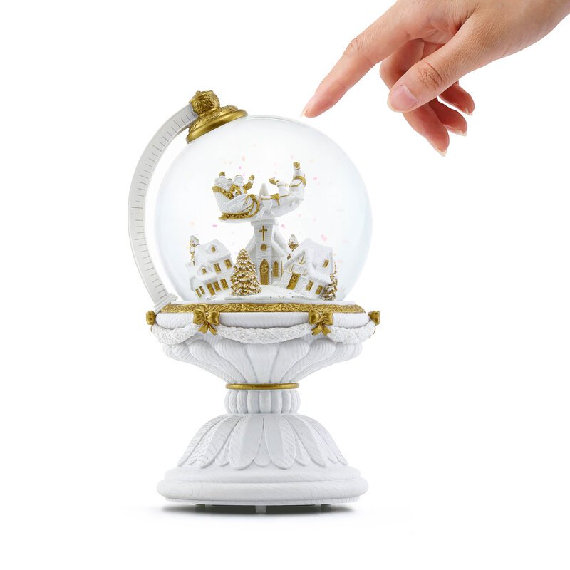 Die kugelförmige Weihnachtsschneekugel mit automatischem Schneesturm und Lichtern.