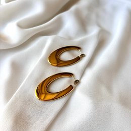 OVAL BLISS – Guld Oval Lobe Øreringe