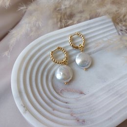 ISABELLA – Intertwined Circles with Keshi Pearl