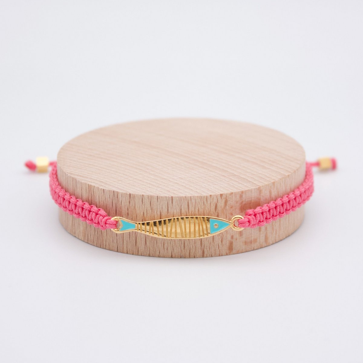 MAGDALENA kleurrijke macramé armband met gouden visbedel