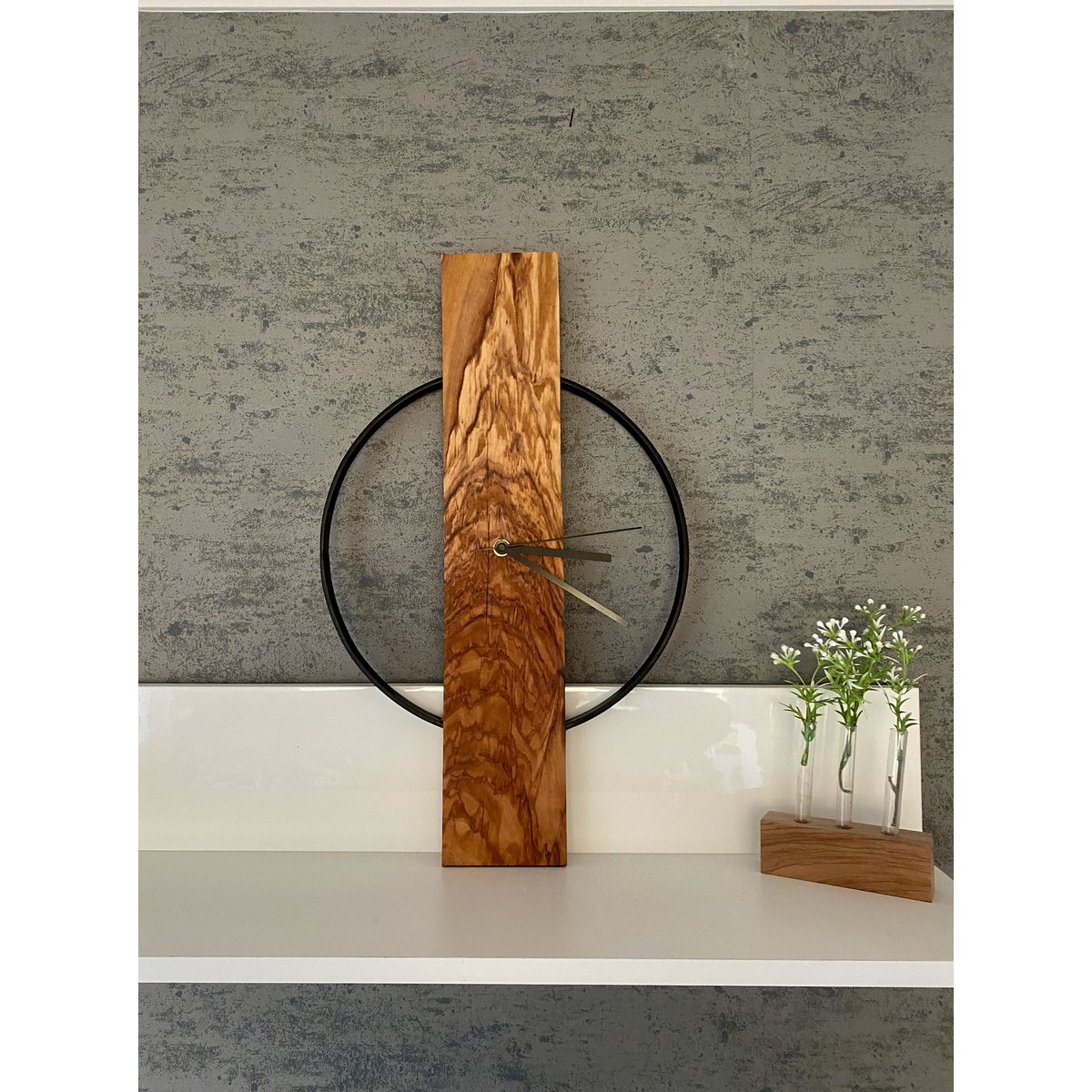 Orologio da parete in legno d'ulivo
