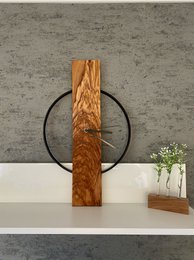 reloj de pared de madera de olivo