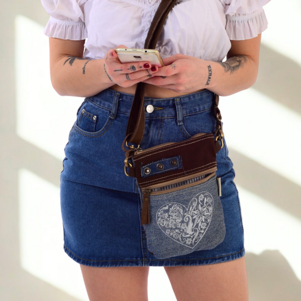 Domelo traditionele tas dames schoudertas. Dirndl schoudertas gemaakt van upcycled jeans en canvas en leer. Handtas in traditionele stijl met hartjesprint. Crossbodytas voor dames als Oktoberfest-accessoire.