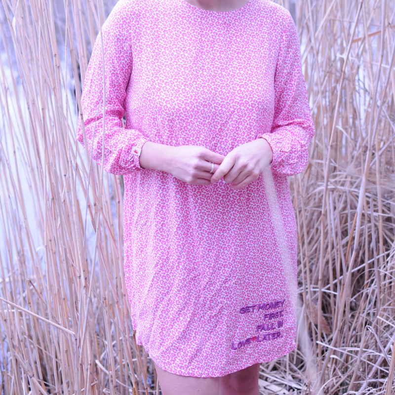 Zomerjurk %23GirlBoss ROZE leoprint viscose %23StatementFashion "The Message Dress"