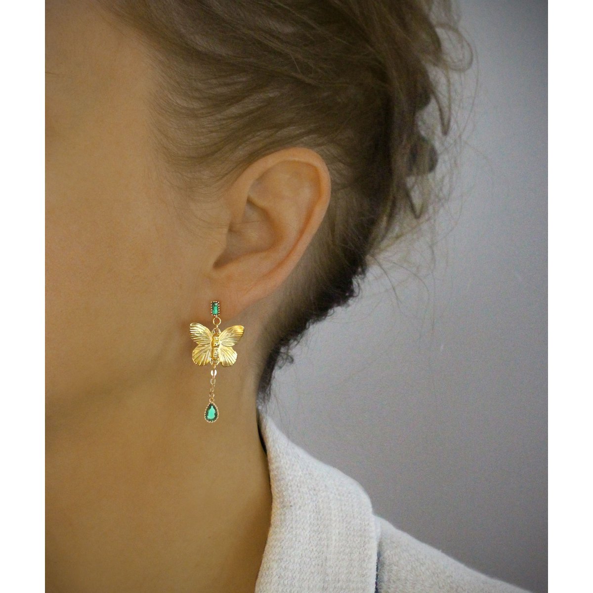Pendientes de mariposa chapados en oro de 18 quilates con gota de esmeralda