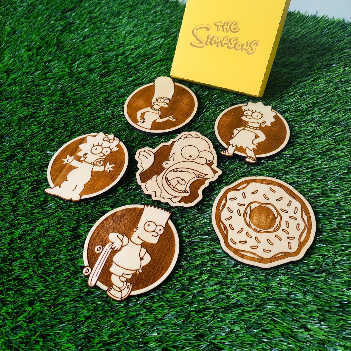 Set van 6 kleurrijke houten Simpsons Coasters, Homer, Marge, Bart, Lisa, Maggie, Donut, uniek cadeau, Geek Home Decor, Inwijdingsfeest