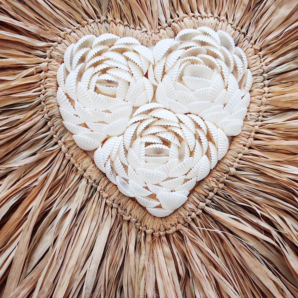 Hjerte i raffia og skaller