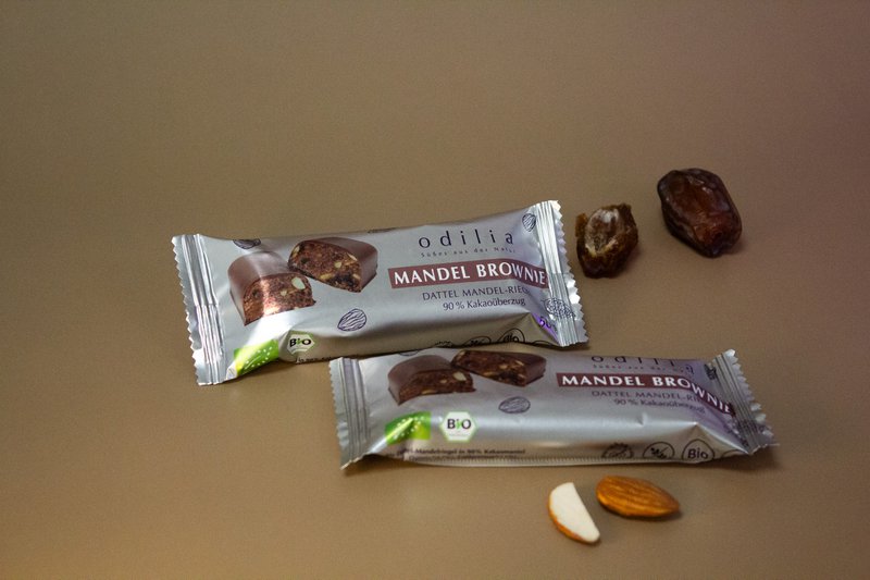 Brownie alle mandorle Barretta di mandorle e datteri biologici