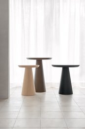 Round coffee table in oak or walnut wood, available in 3 sizes. Minimalist, modern design suitable for living rooms.