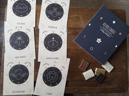 ASTROLOGI CHOKOLADER -MÆLK- EMBALLAGE FOTORAMME © + KORT