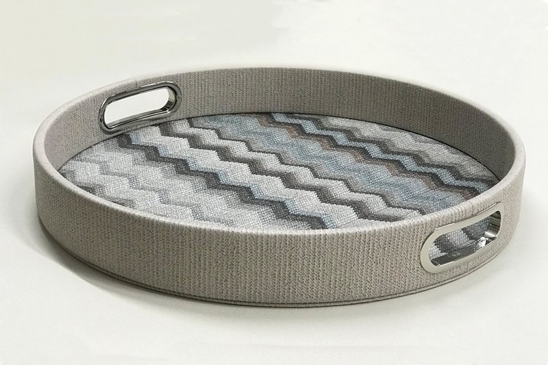 Plateau rond bleu à motif zigzag avec poignées en acier inoxydable