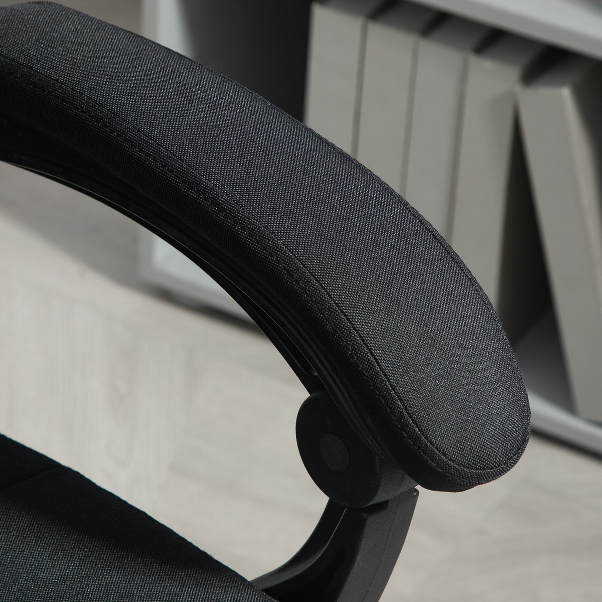 Office chair with pillow armrest Desk chair with tilt angle Height-adjustable swivel chair with footrest Linen foam PVC Light gray 66 x 76 x 112-120 cm