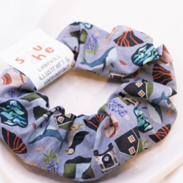 Fascia per capelli Scrunchie Island Scandinavia Nord - fascia per capelli illustrata e cucita a mano