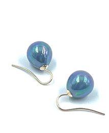 Classic pearl earrings in the color Laguna blue