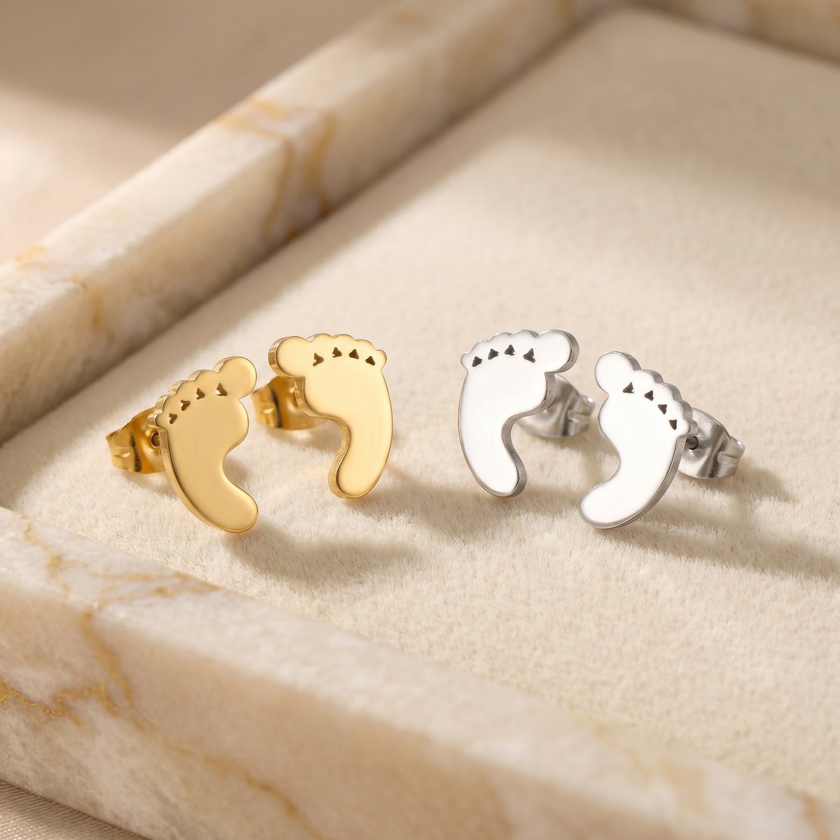 Bebe - Pendientes con forma de pies de bebé para mujer