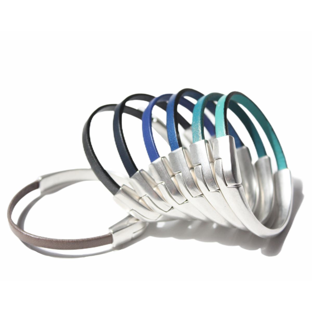 AMACAYACÚ (zilver) leren armband met magnetische sluiting