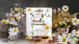  Dark chocolate bar with candied chamomile flowers, white and yellow floral design, premium artisan packaging.