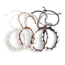  Bracelet made of rope and shells, featuring a woven design in neutral tones. Suitable for casual or boho-inspired outfits.