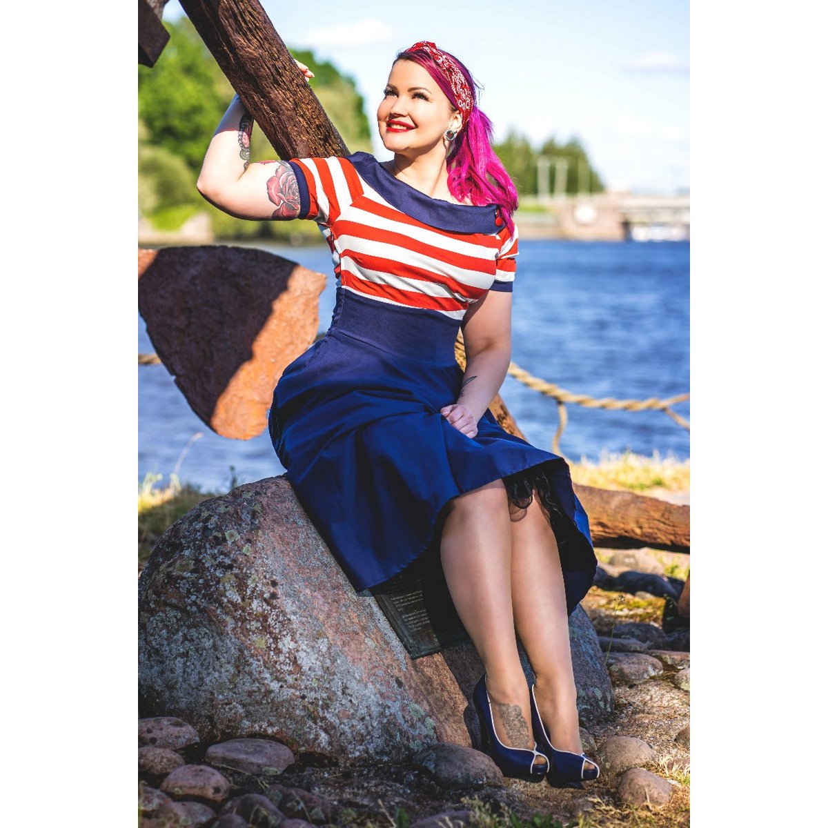 EU Stock Darlene Retro Swing Dress in Navy med røde og hvide striber