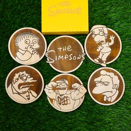 Zestaw 6 kolorowych drewnianych podstawek Simpsonów, logo, Ralph, Milhouse, Barney, Duffman, Moe, wyjątkowy prezent, maniak wystrój domu, parapetówkę