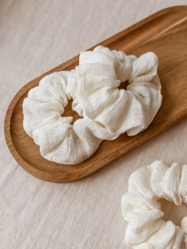 Bred scrunchie / elfenben gasbind