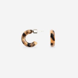  Tortoiseshell-patterned hoop earrings with a charming, cookie-like appearance.