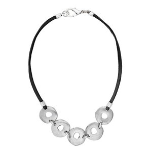 Schwarzes Lederhalsband mit versilberten Ringen