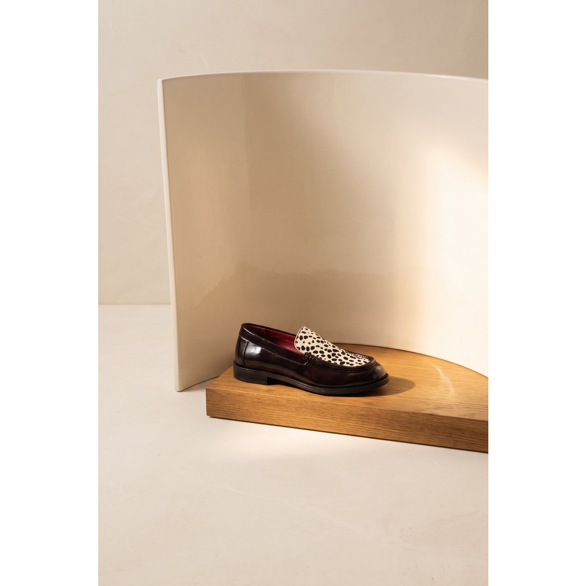 PARSON BLACK – Lakleerloafers met Dalmatische print
